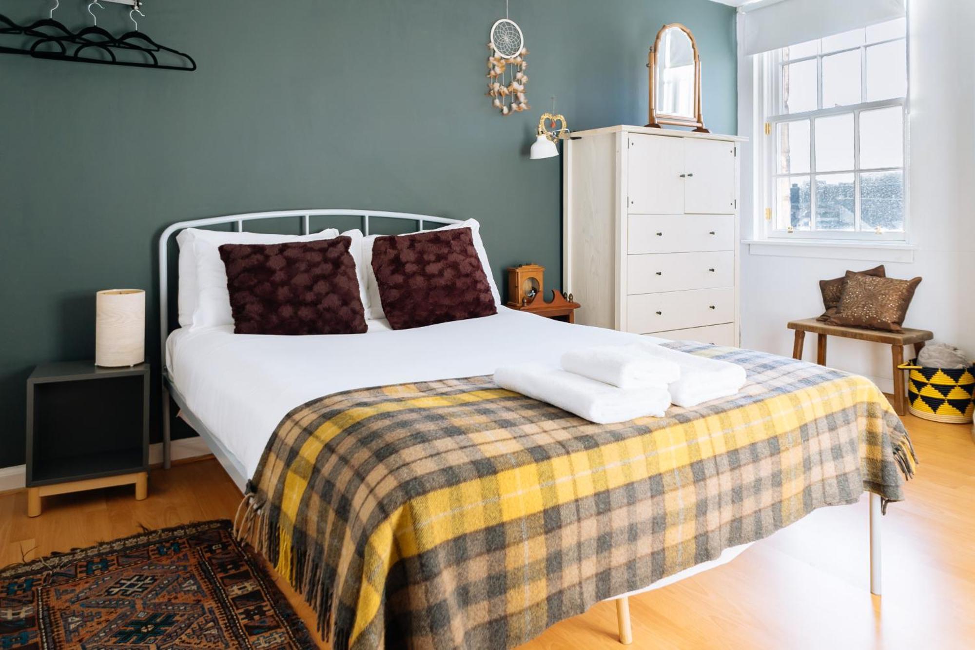 Charming 3 Bedroom Apartment In The Heart Of Vibrant Old Town Edinburgh Luaran gambar